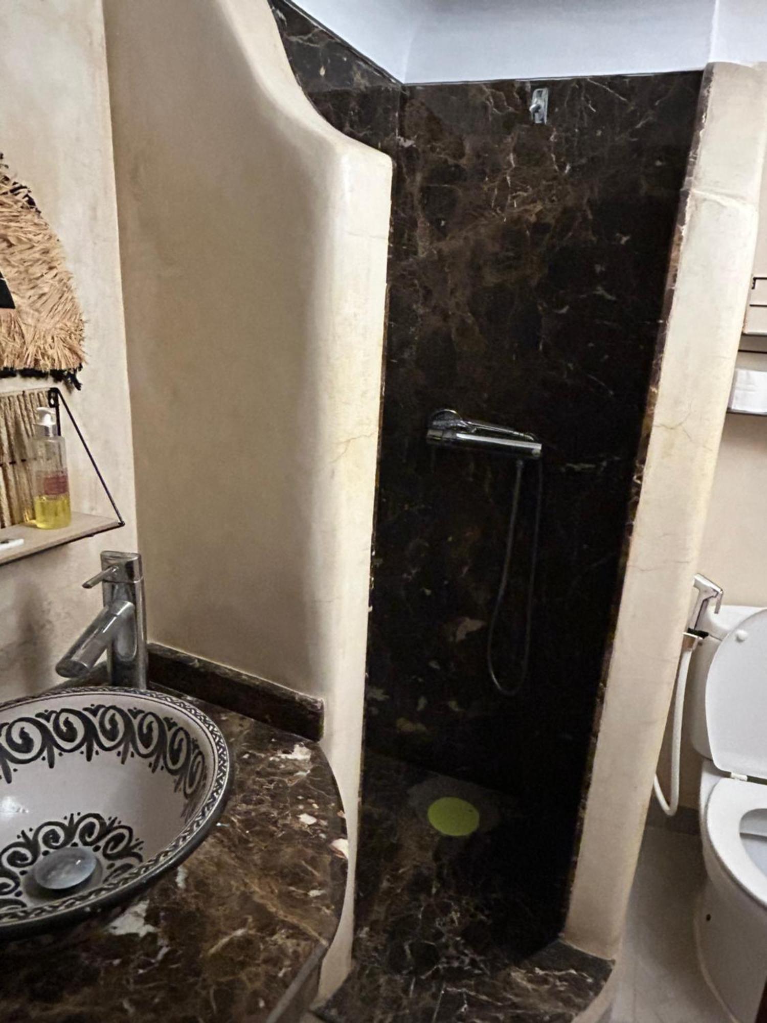 Riad Amazing Amazigh Avec Jacuzzi Petit Dejeuner Compris Avec Aussi Chambres Familiales Pres De La Place Jemaa El Fna Marrakesch Exterior foto